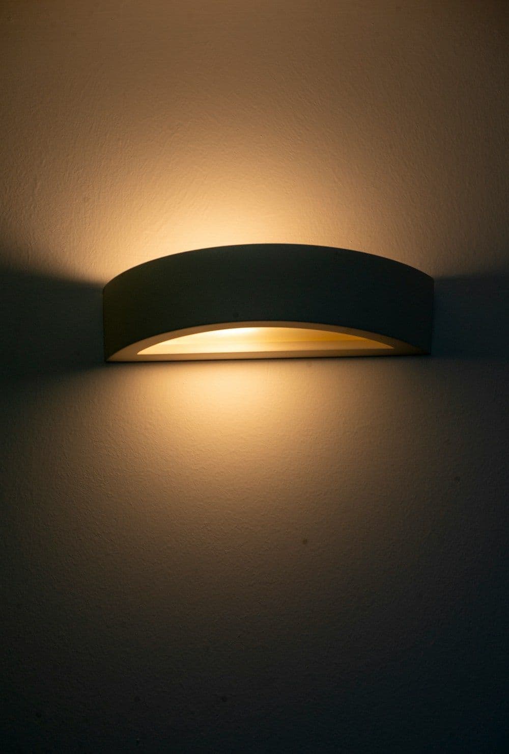 Aplique de pared encendido con luz cálida