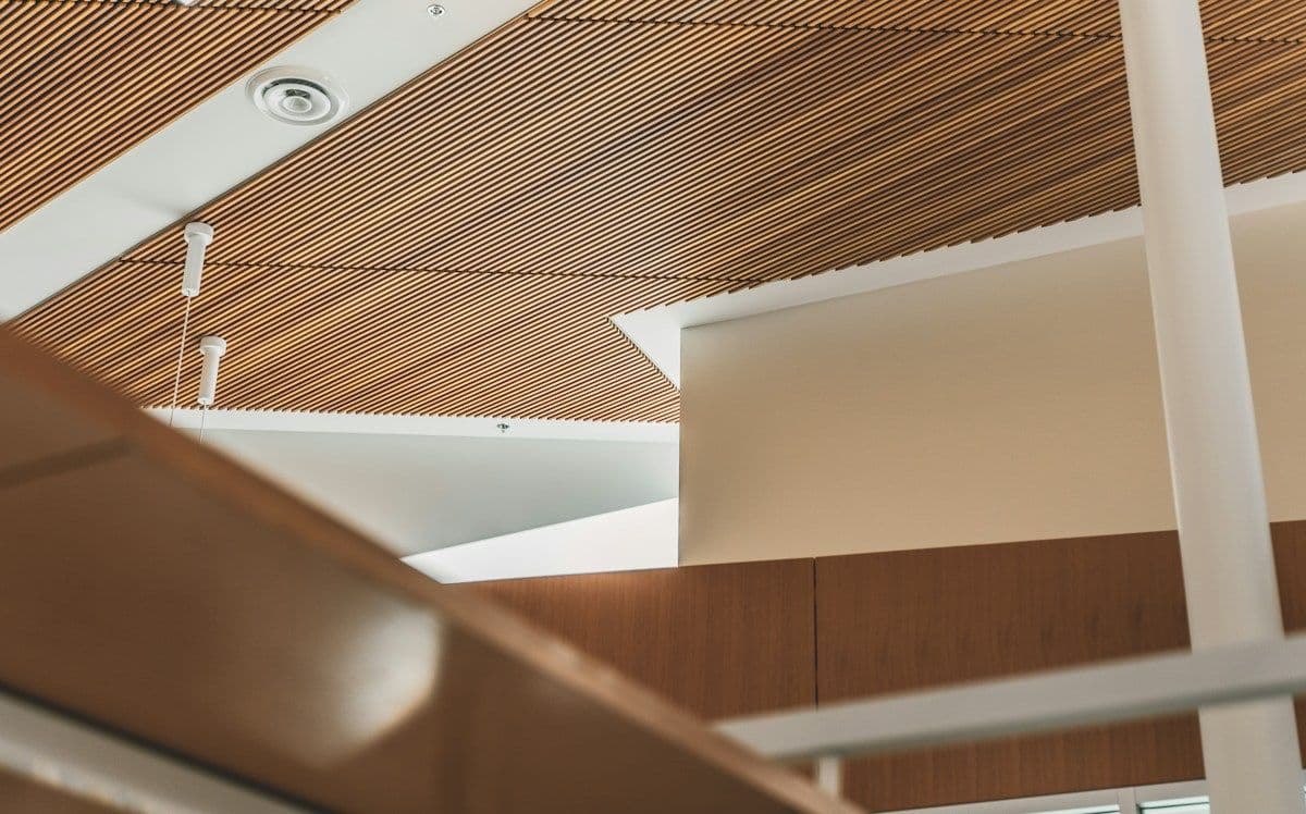 Techo con paneles lineales de textura de madera