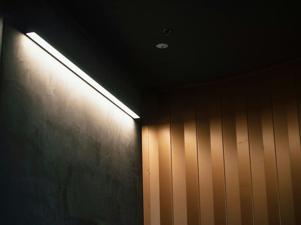 Luz LED lineal sobre una pared oscura