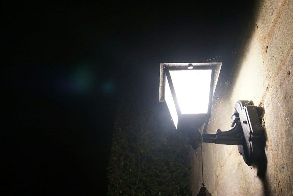 Foco de pared encendido de noche