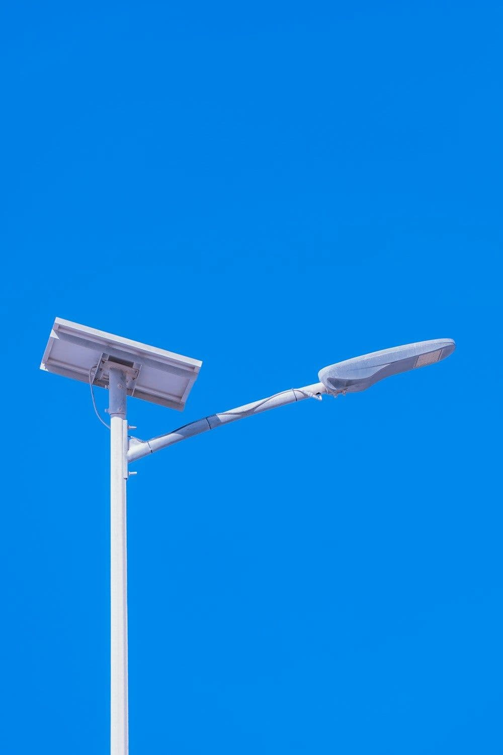 Luminaria con panel solar en un poste