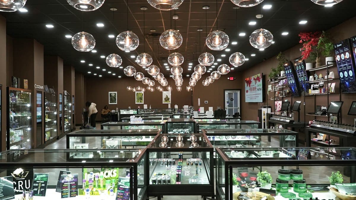 Tienda con vitrinas de vidrio iluminadas