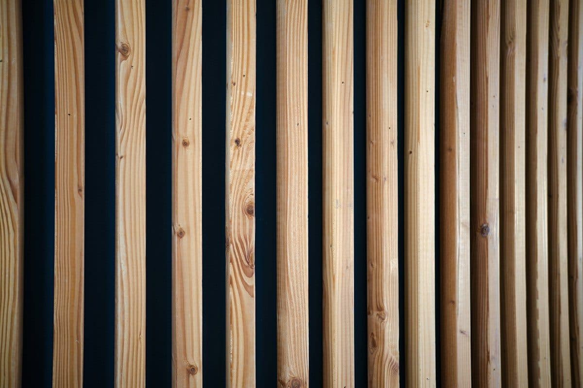 Muro de listones verticales con textura de madera