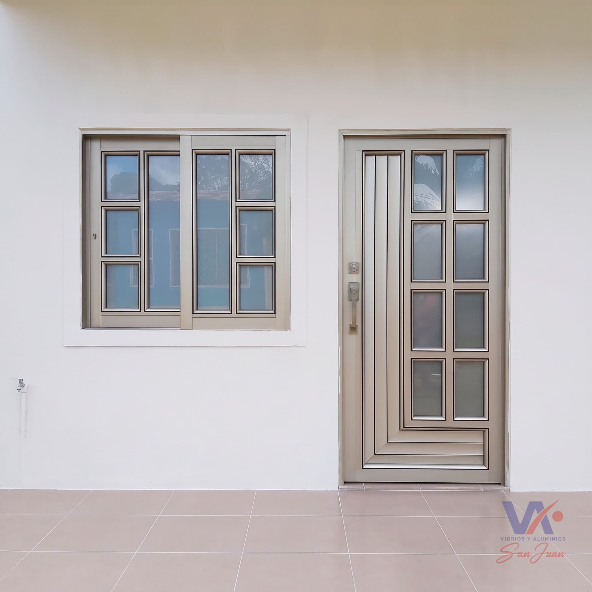 Puerta y ventana de aluminio color gris plata, instaladas