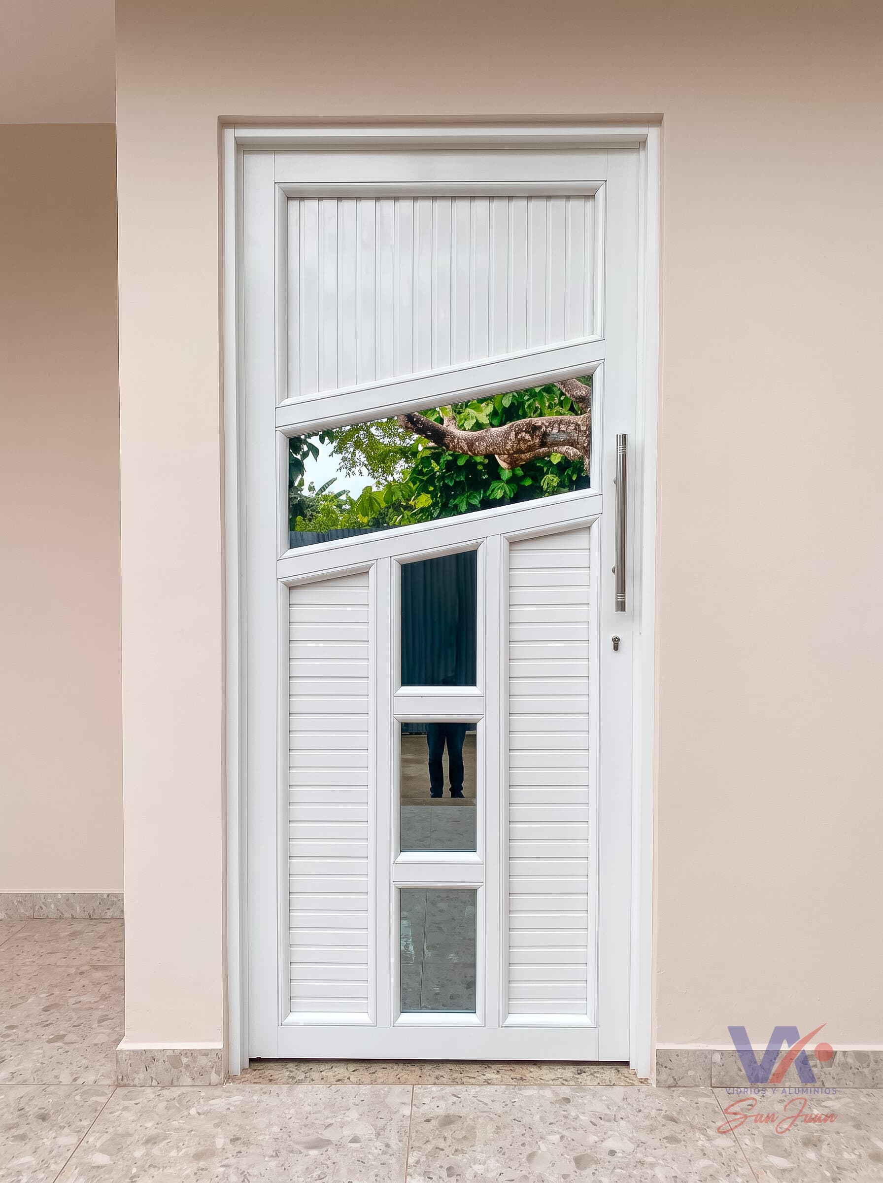 Puerta de aluminio color blanco, instalada