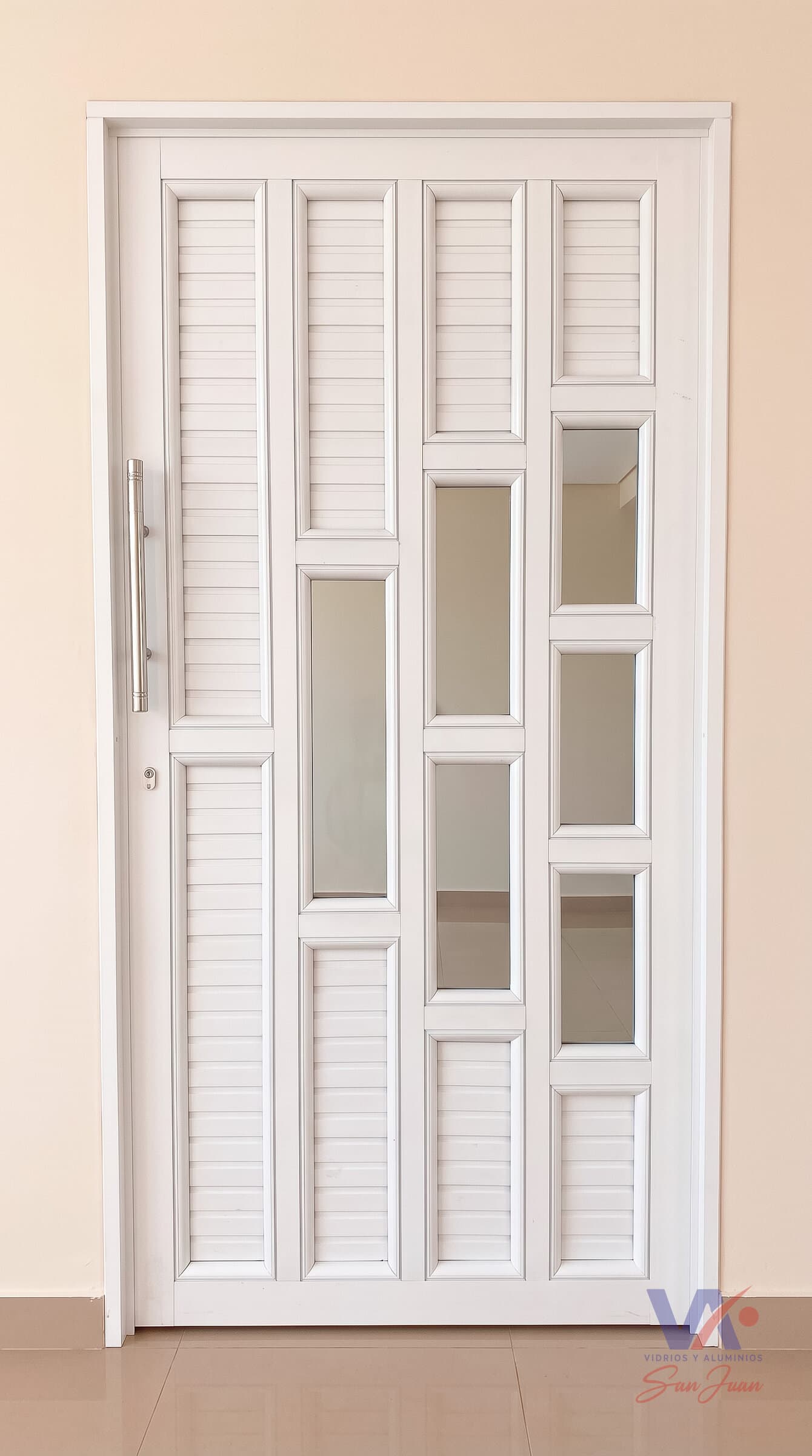 Puerta de aluminio color blanco, instalada
