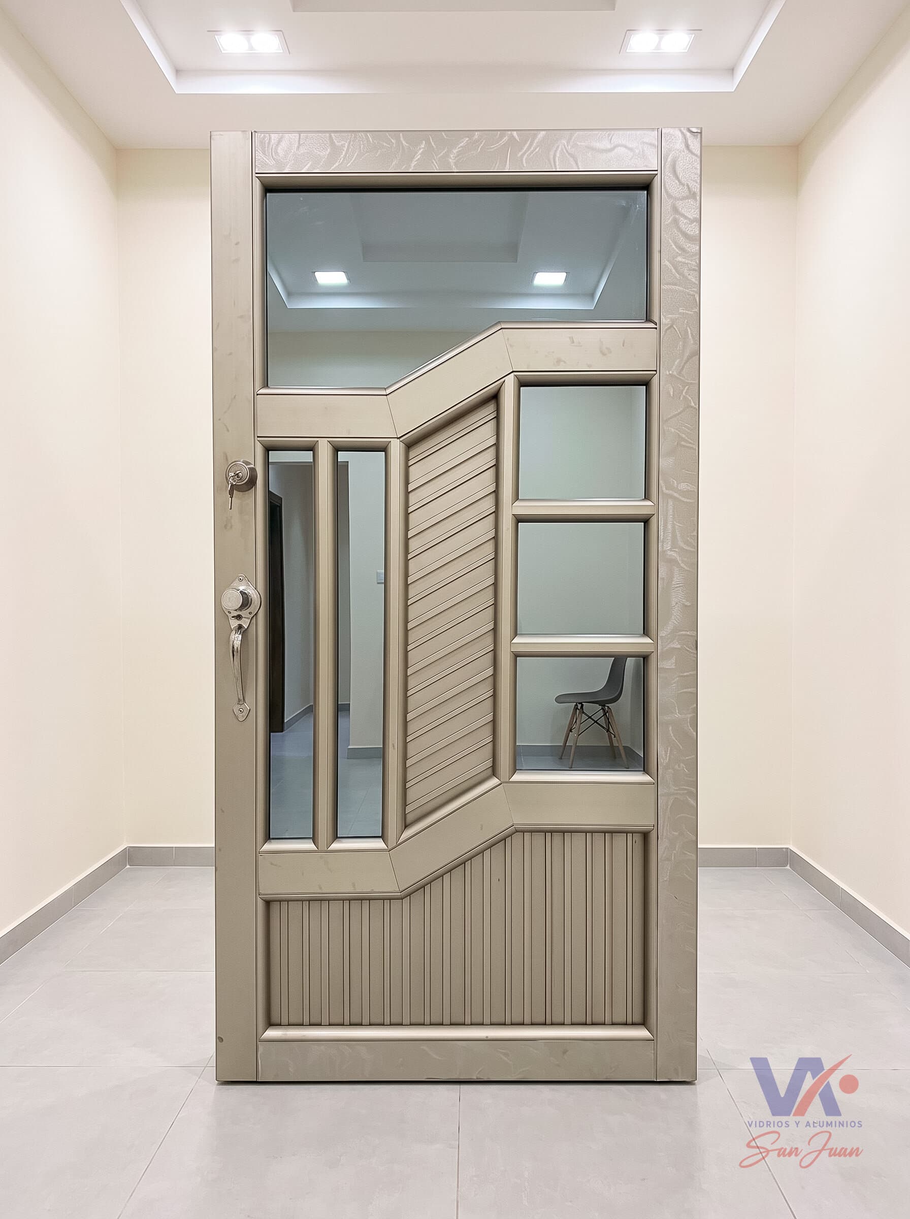 Puerta de aluminio color gris plata, instalada