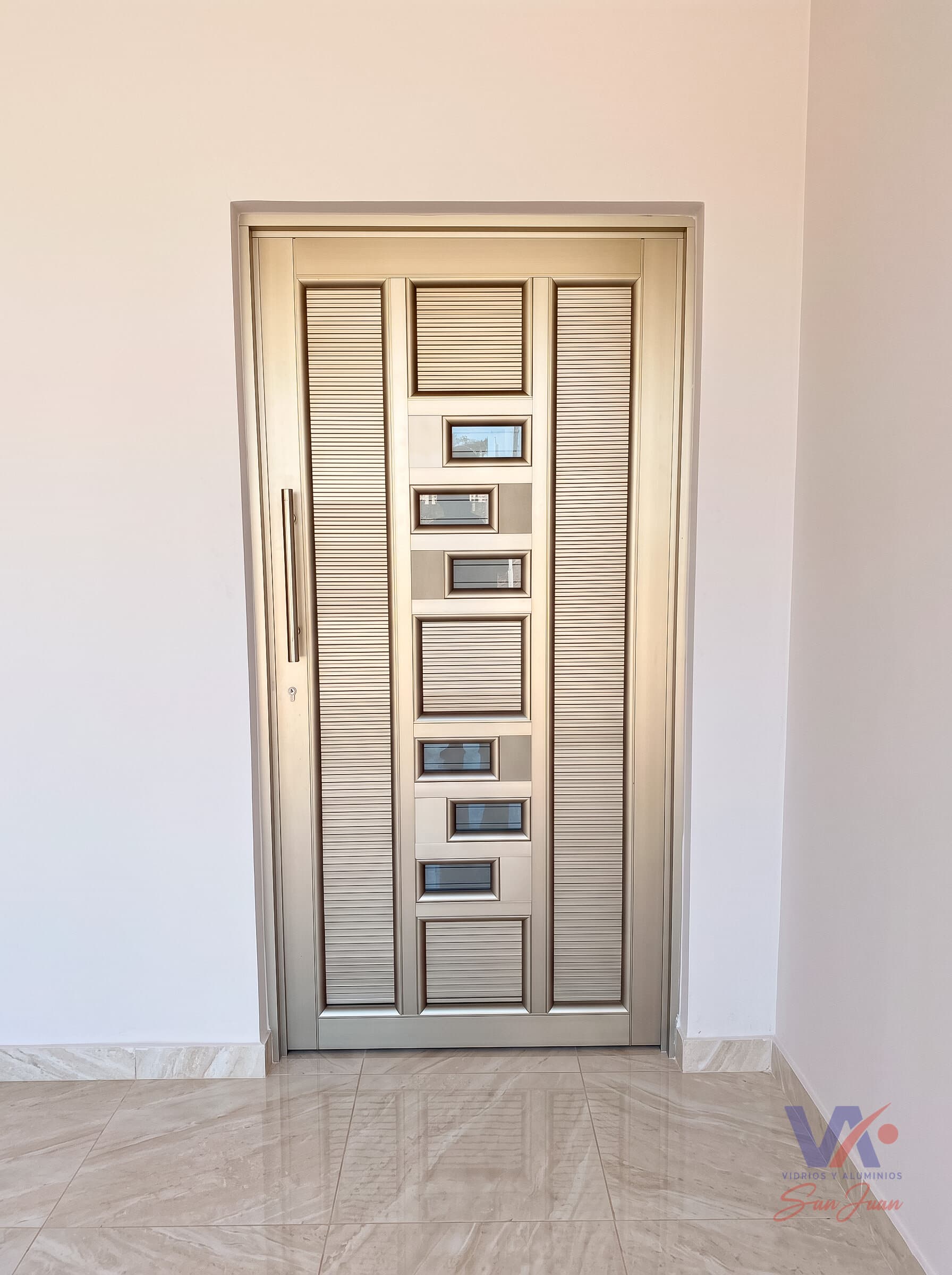 Puerta de aluminio color gris plata, instalada