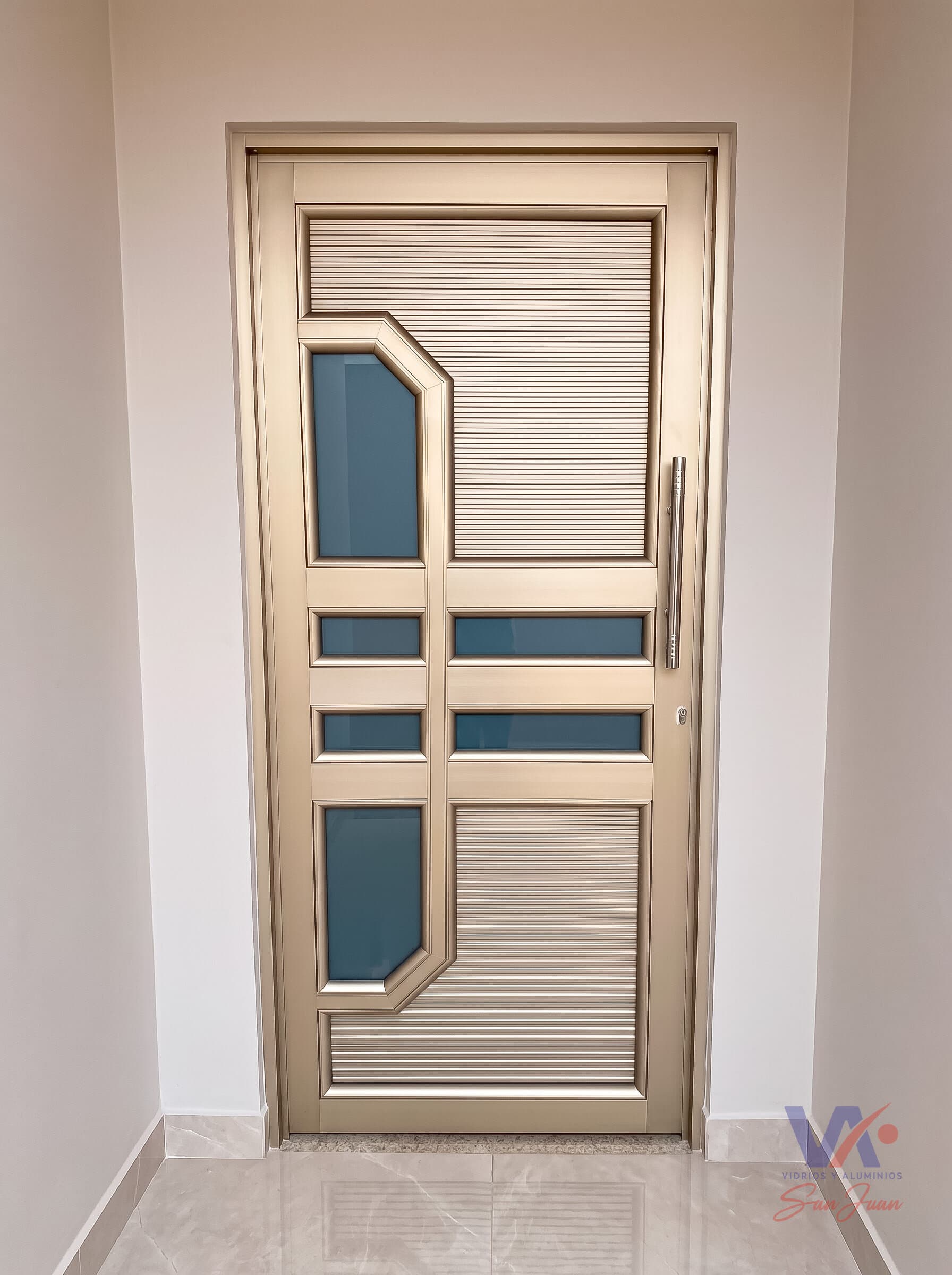 Puerta de aluminio color gris plata con paneles acanalados y vidrios de corte diagonal