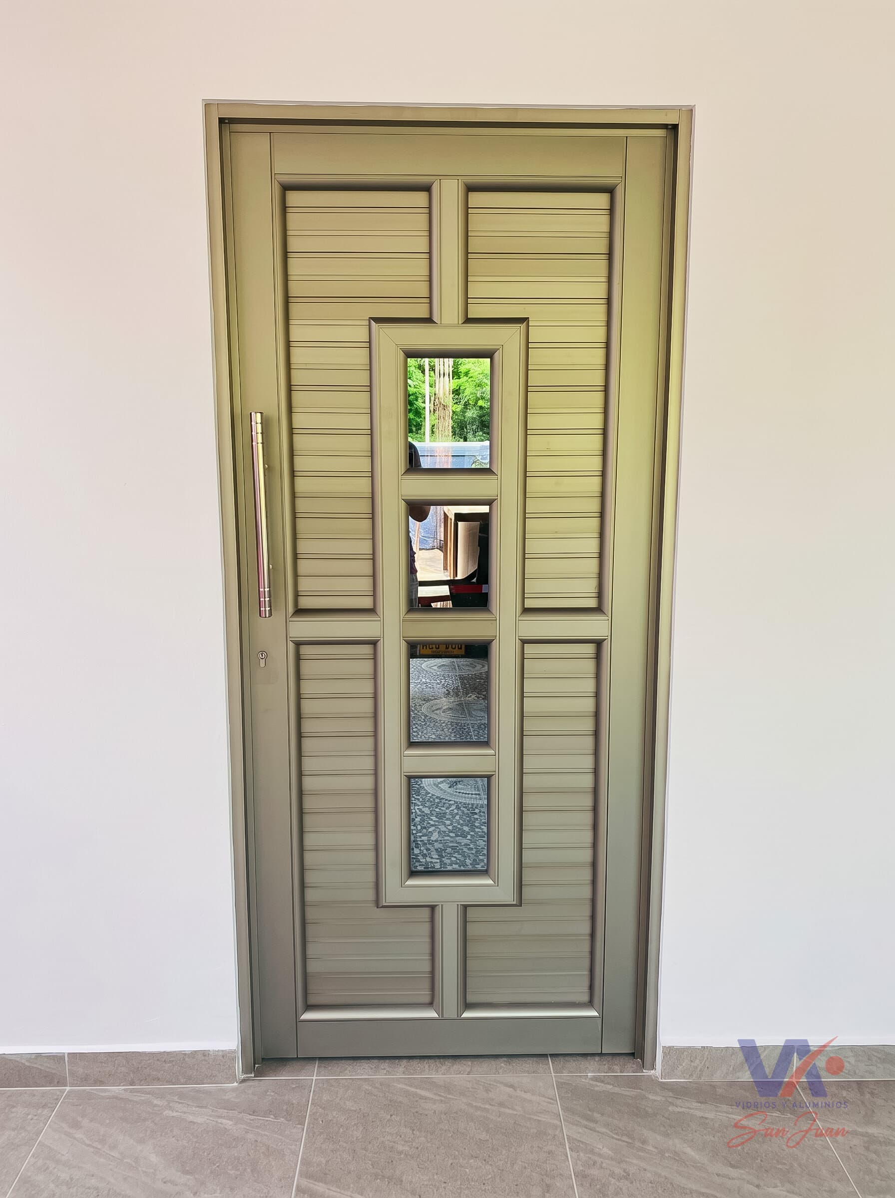 Puerta de aluminio color gris plata, instalada