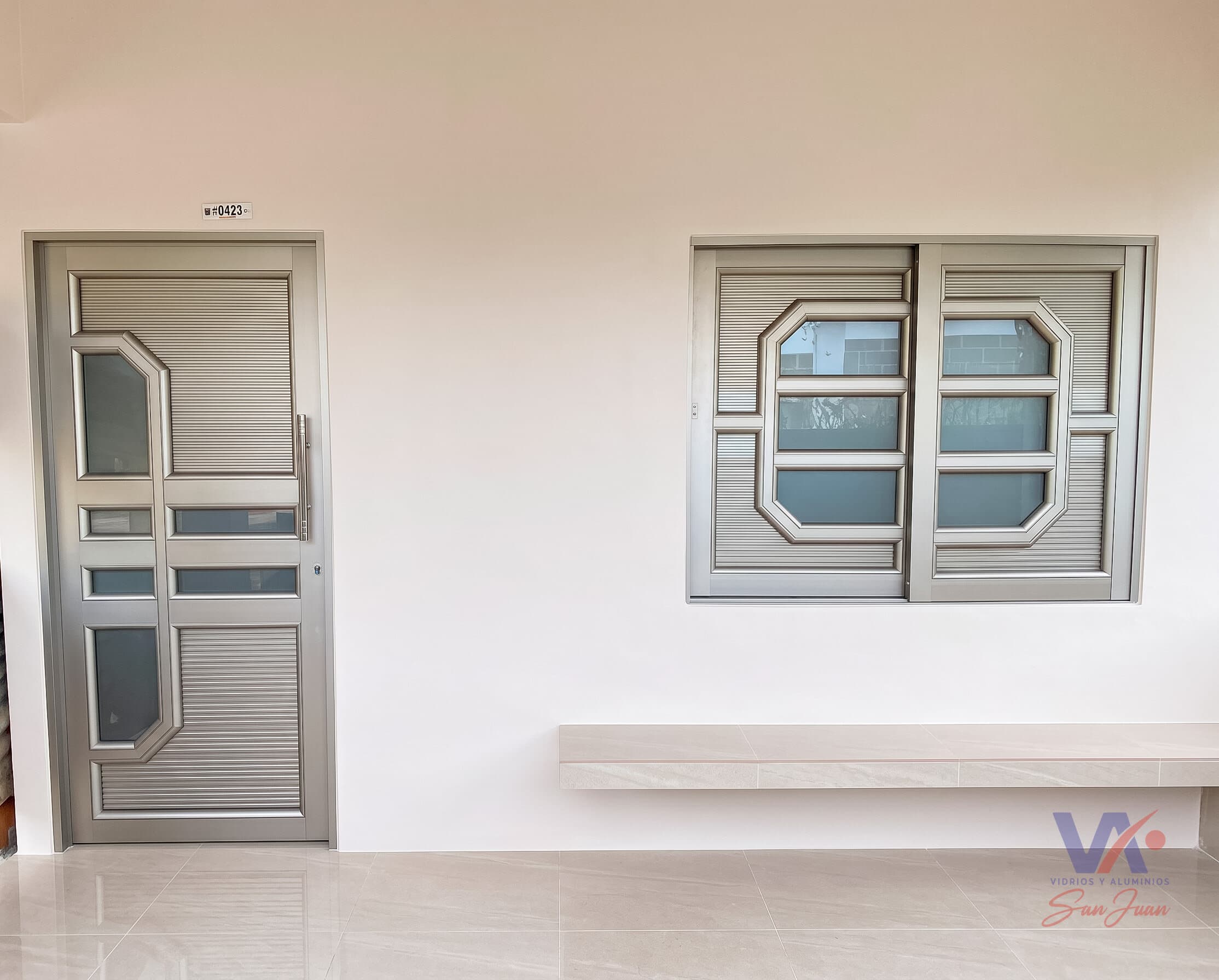 Puerta y ventana de aluminio color gris plata, instaladas