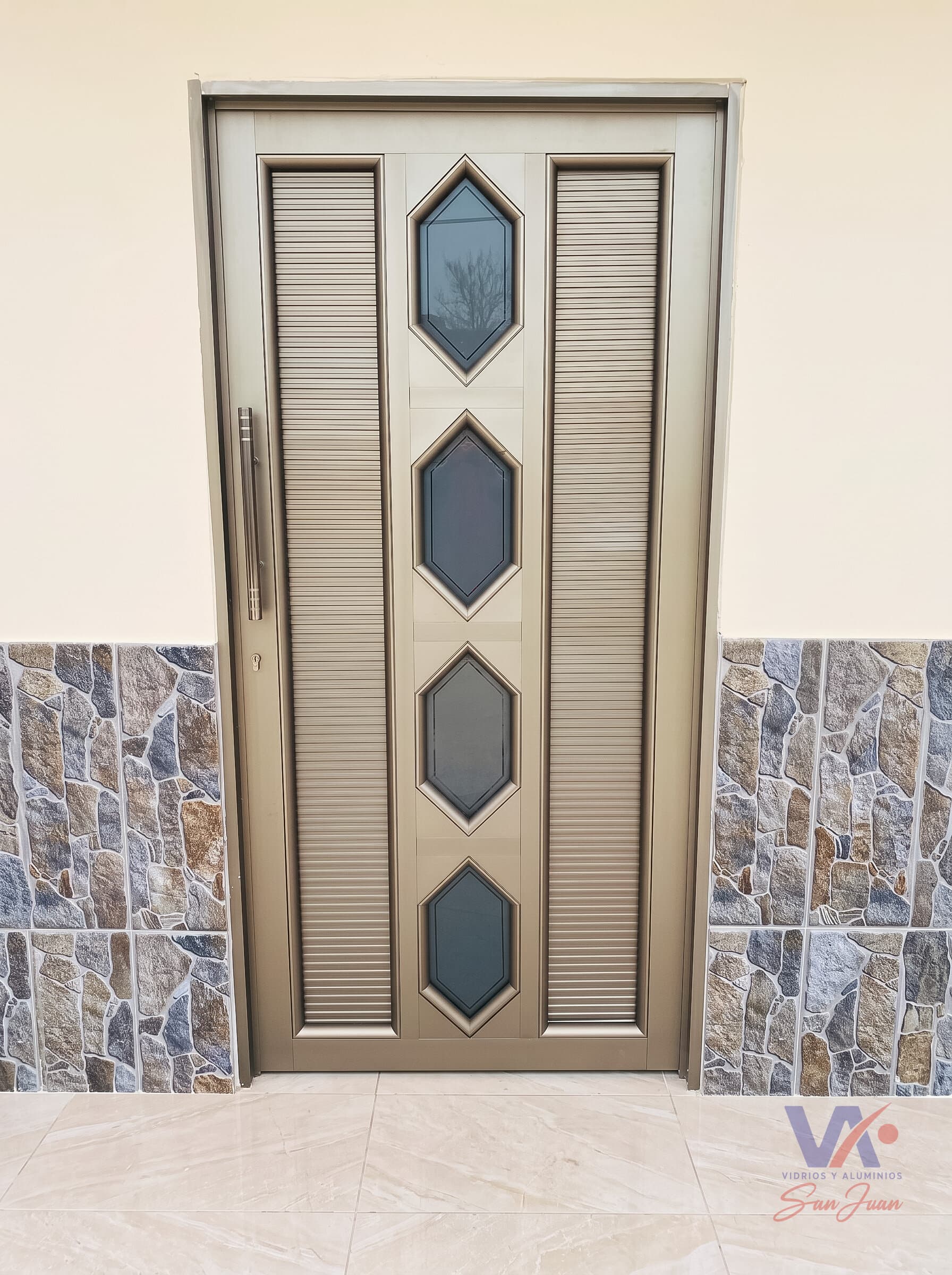Puerta de aluminio color gris plata, instalada