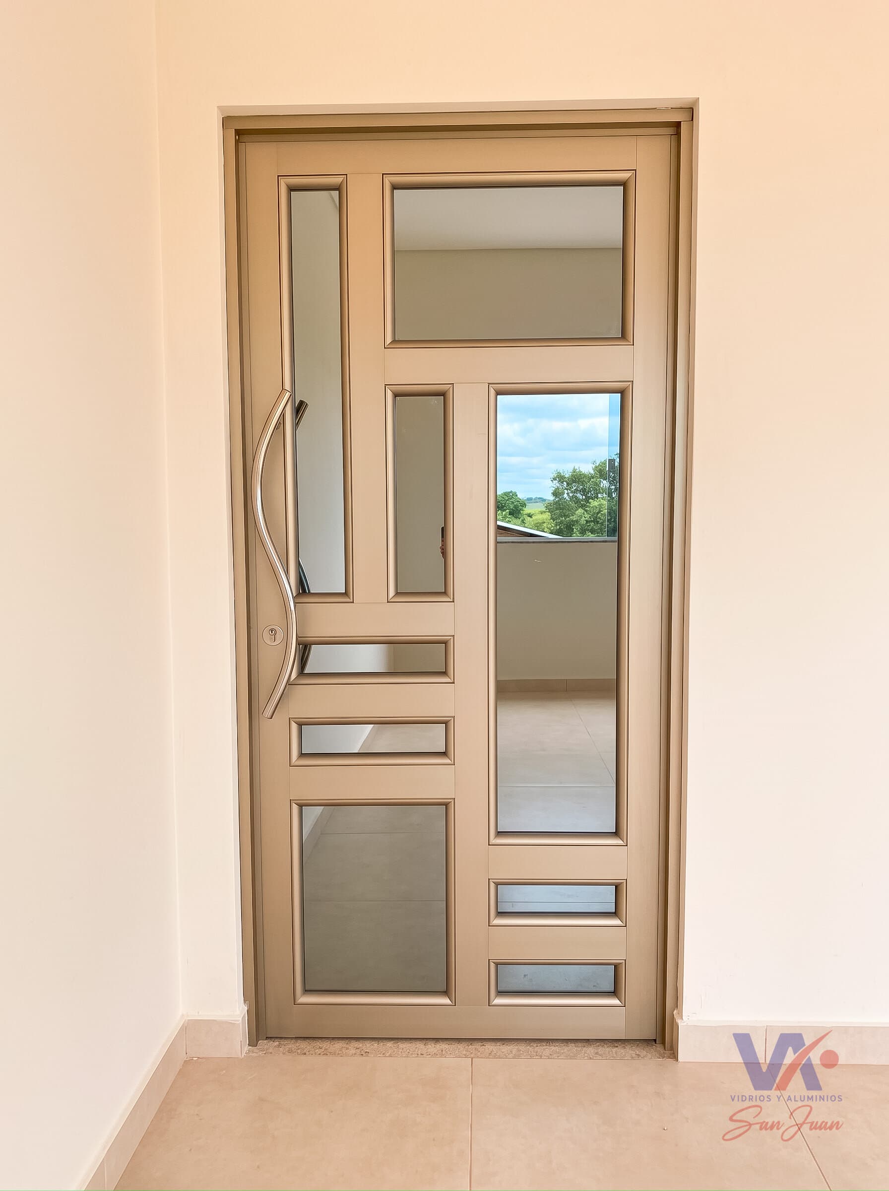 Puerta de aluminio color gris plata, instalada