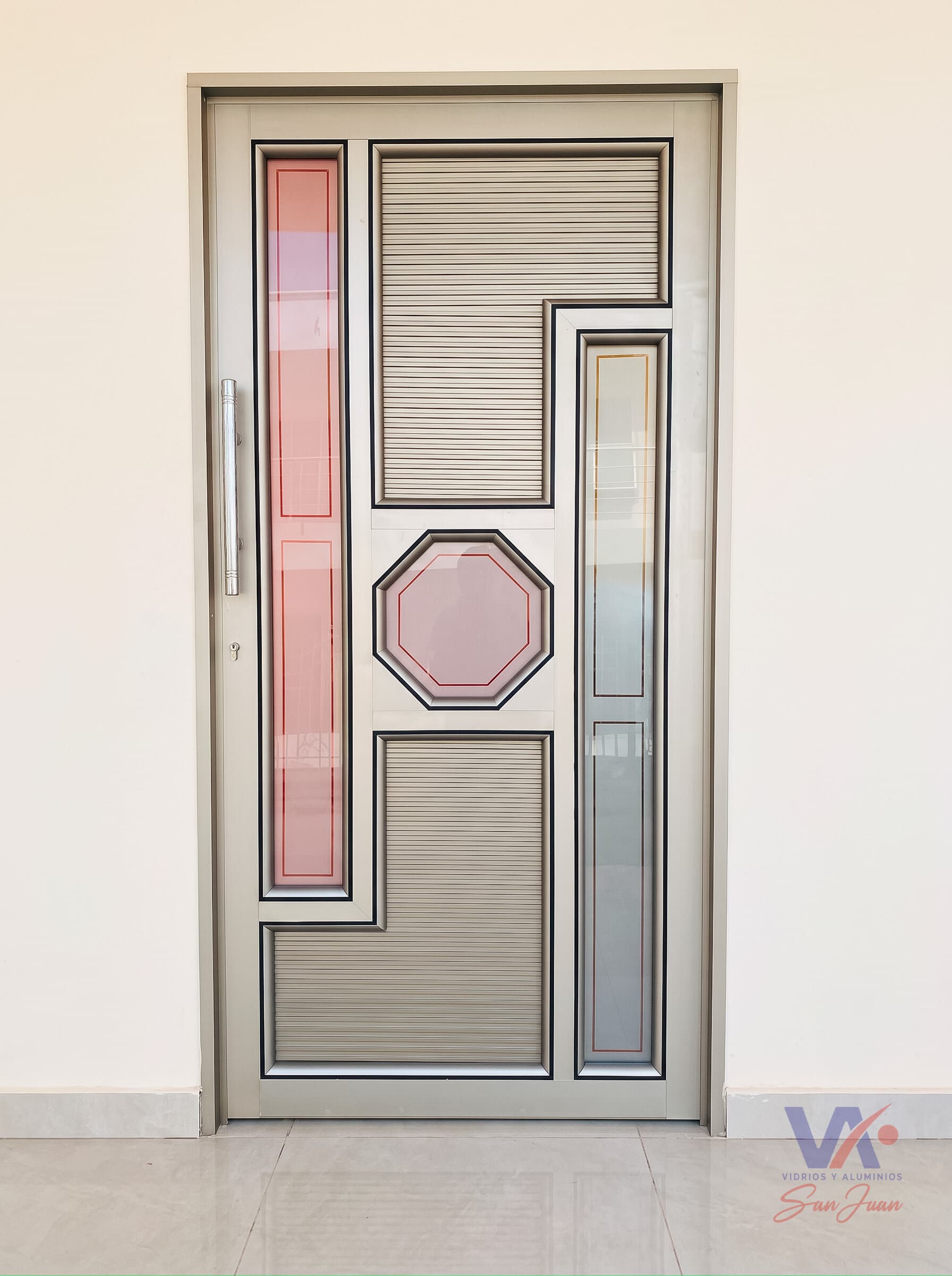 Puerta de aluminio color gris plata, instalada
