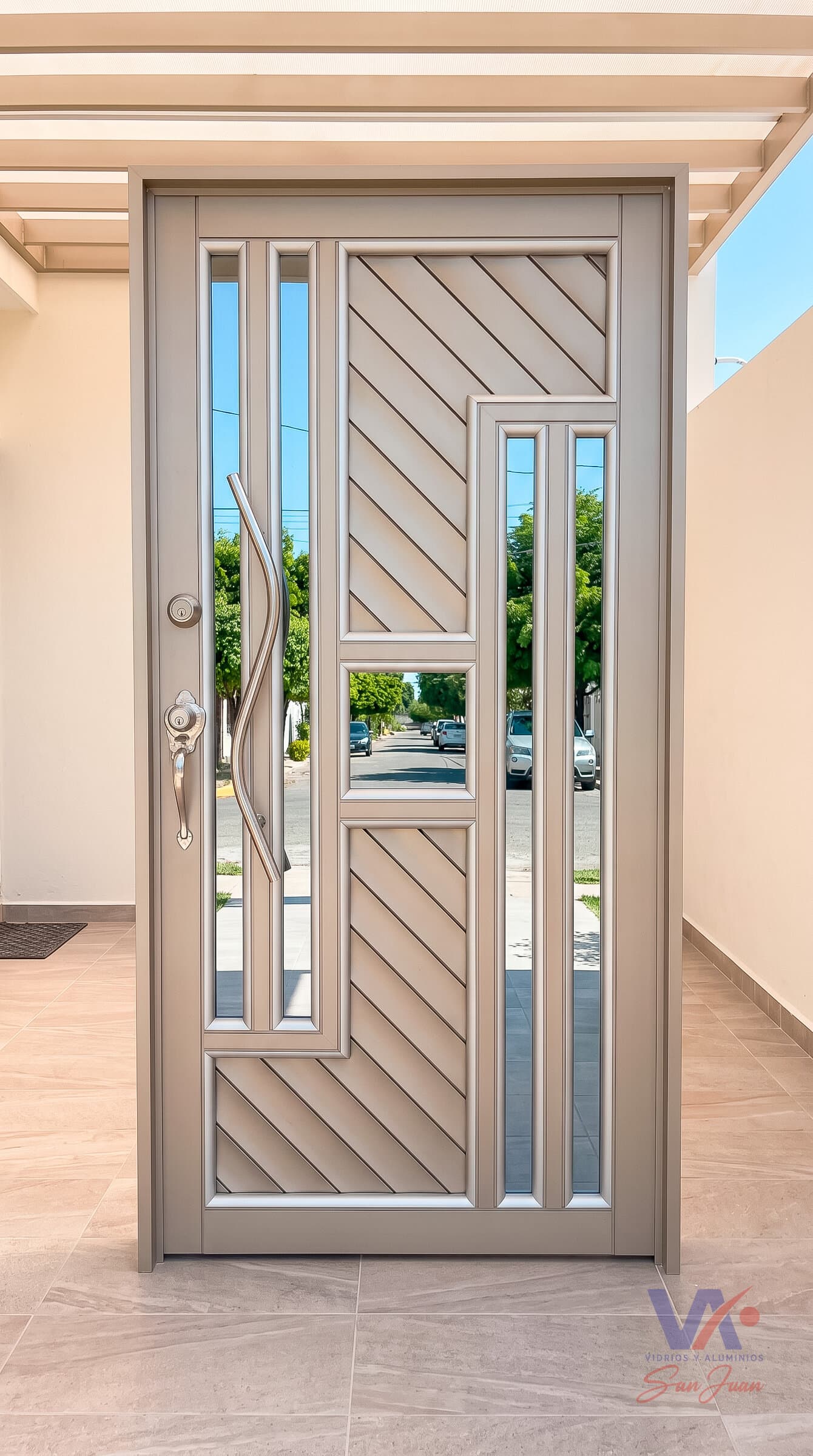 Puerta de aluminio color gris plata, instalada