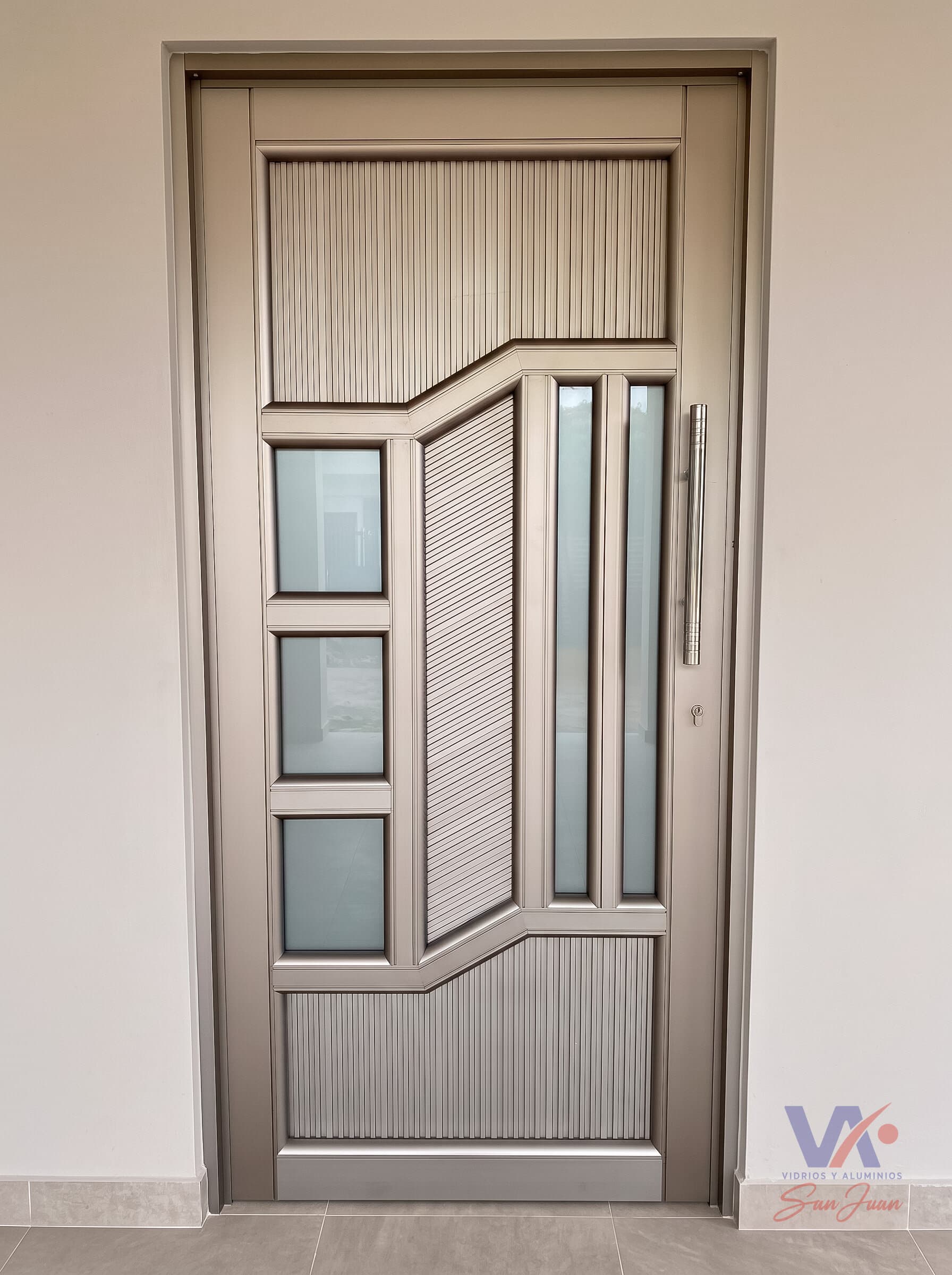 Puerta de aluminio color gris plata, instalada