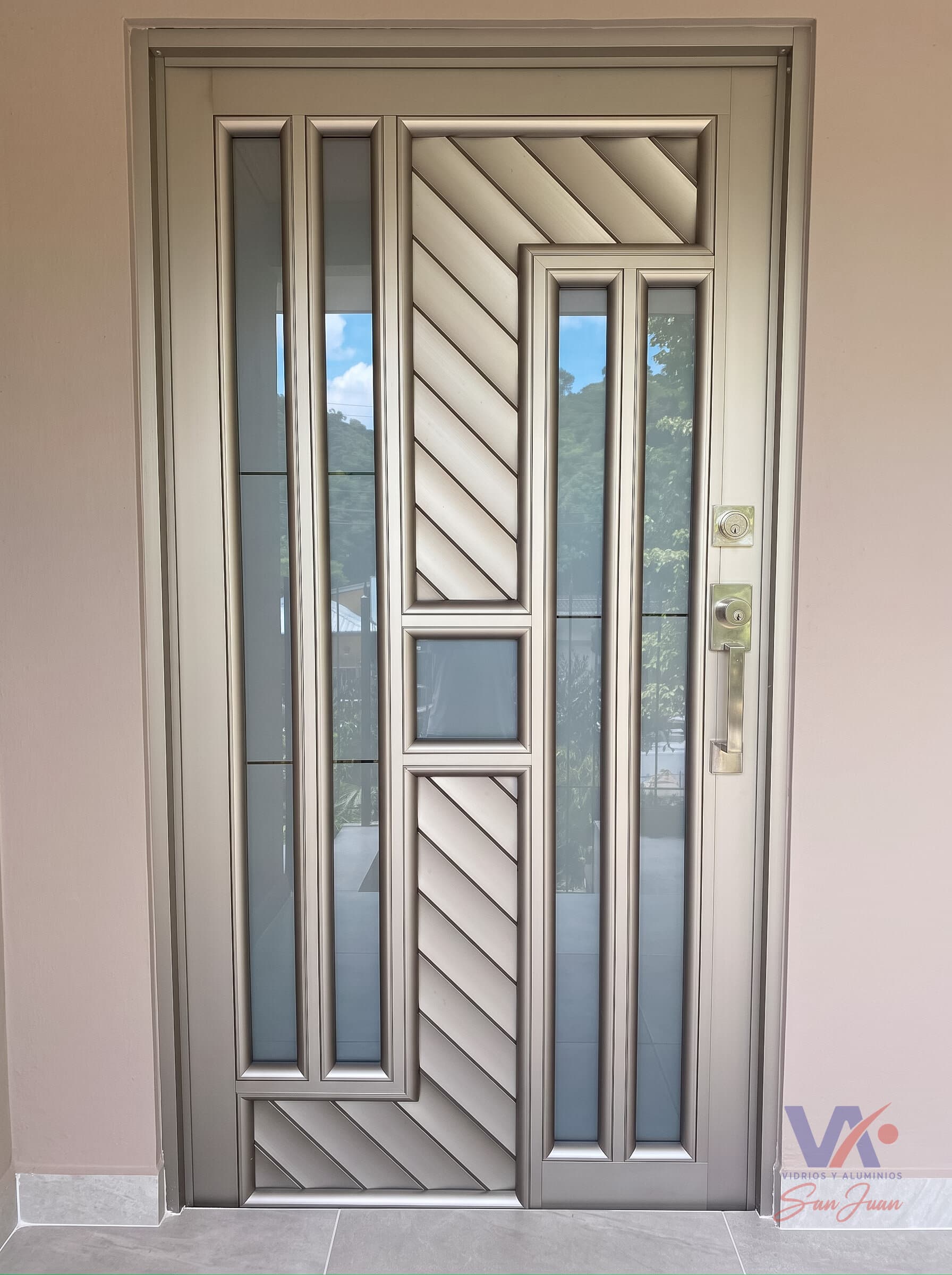 Puerta de aluminio color gris plata, instalada