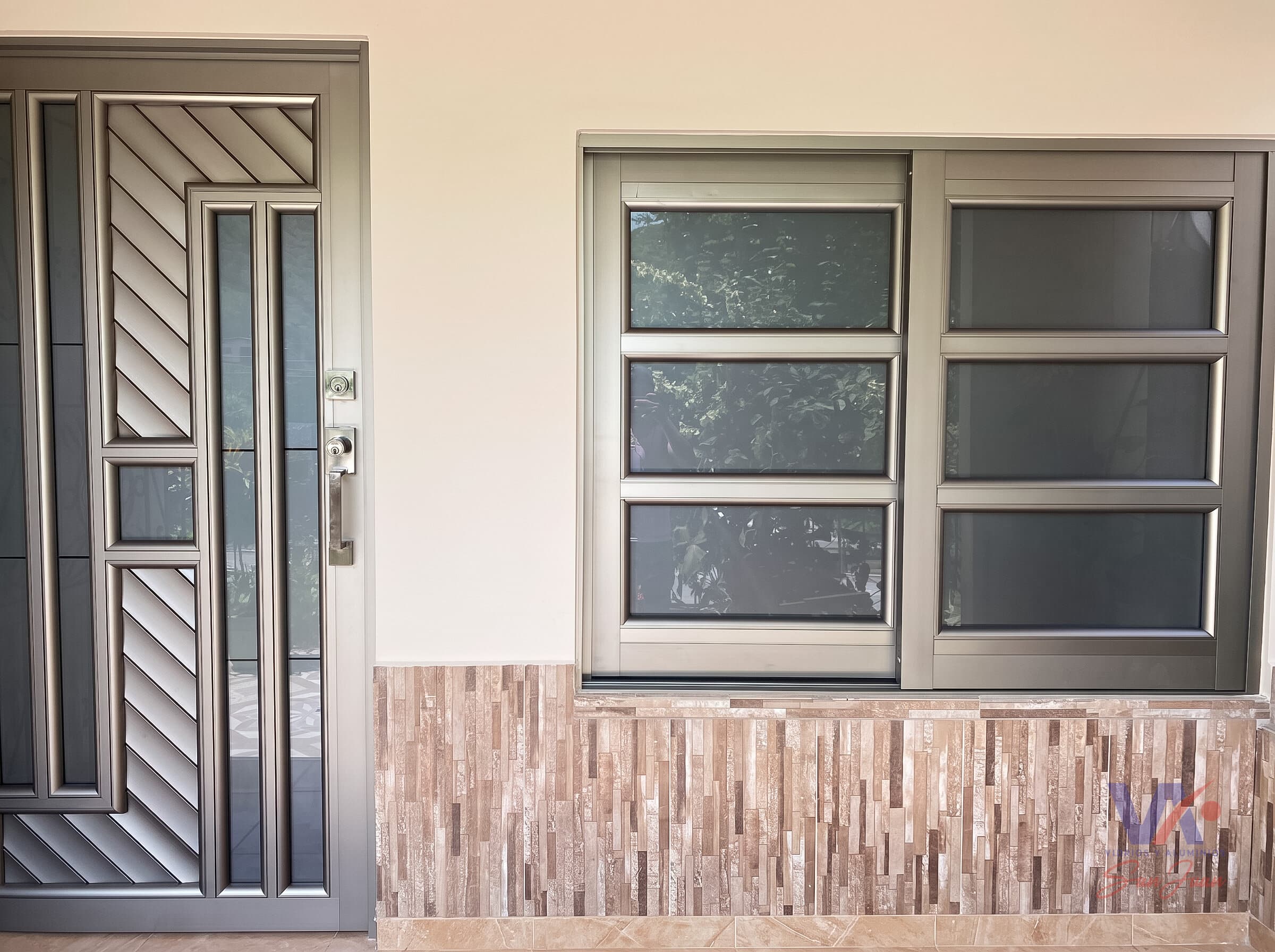 Puerta y ventana de aluminio color gris plata, instaladas