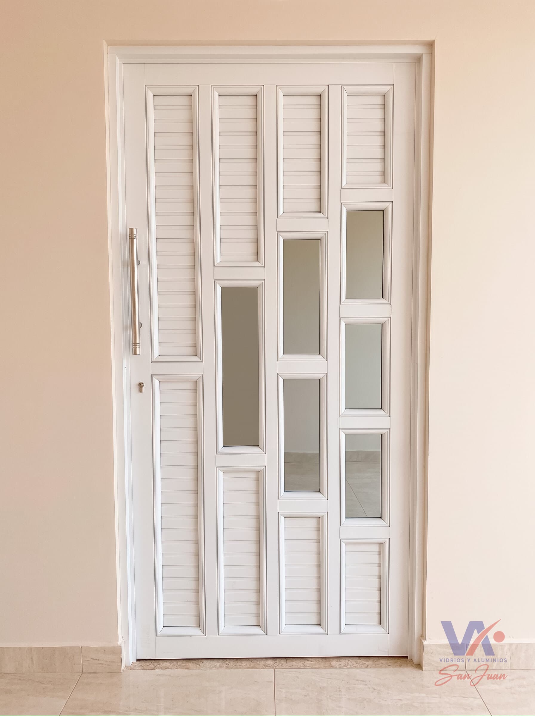 Puerta de aluminio color blanco, instalada