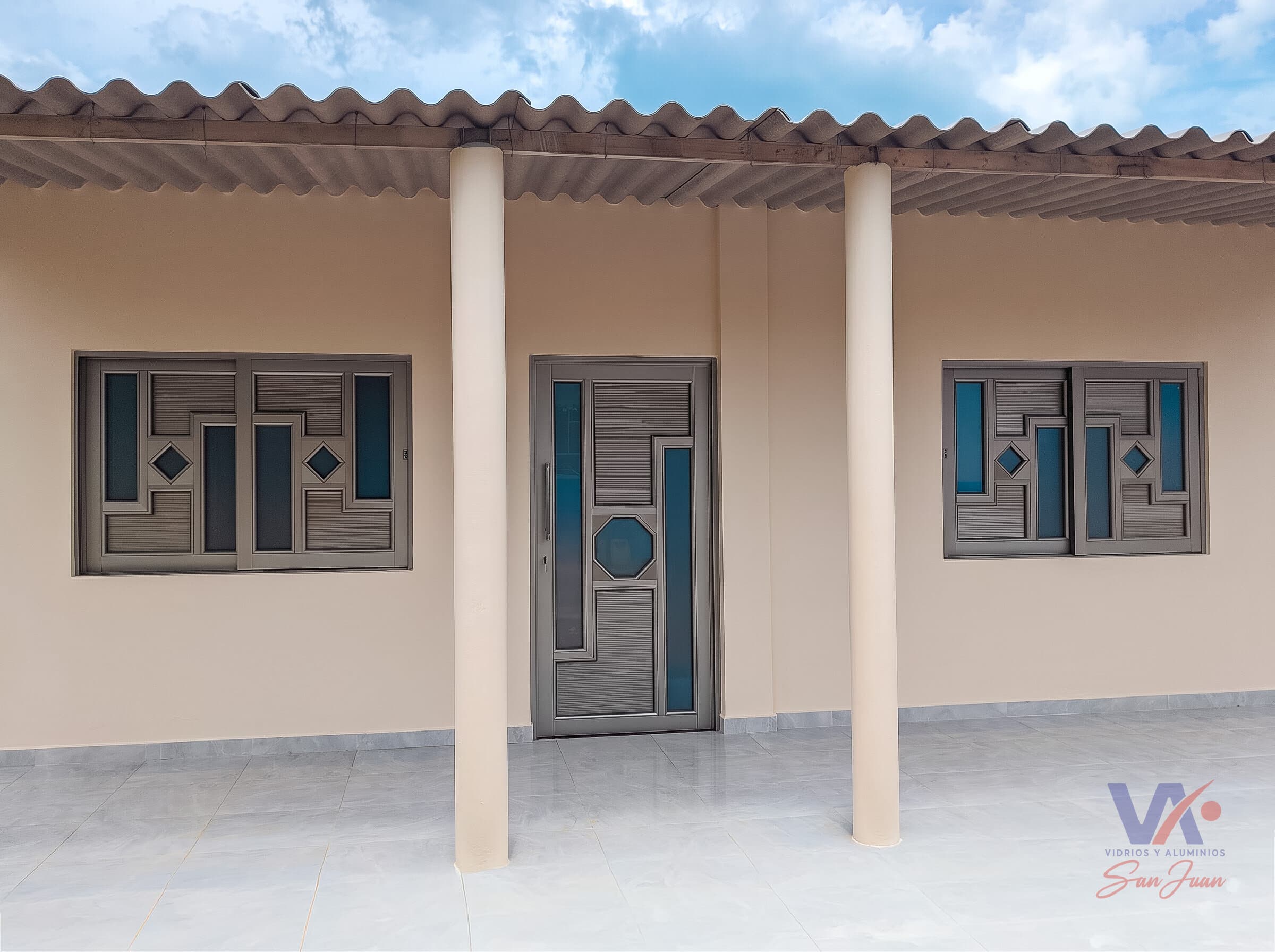 Puerta y ventana de aluminio color gris plata, instaladas