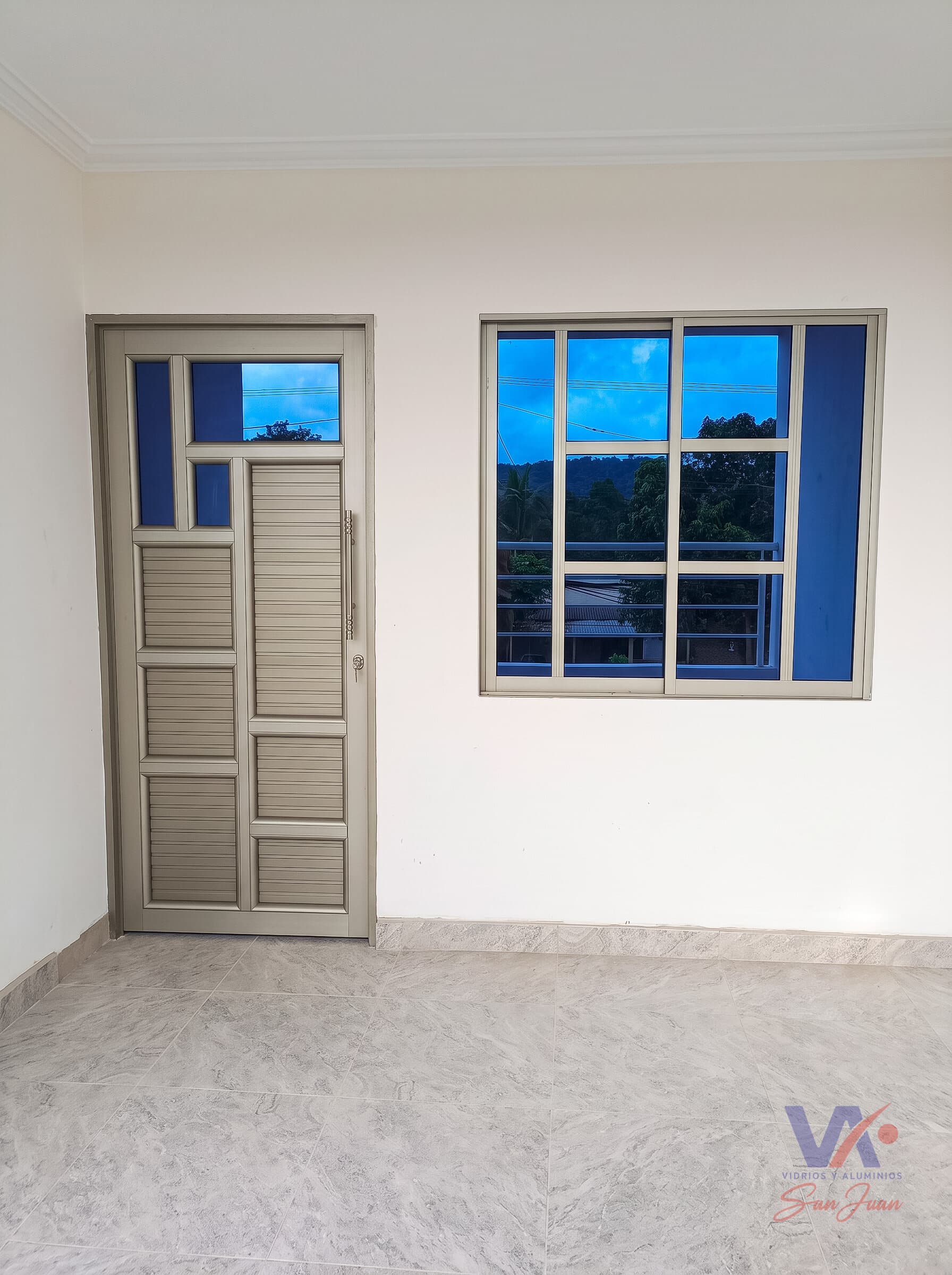 Ventana y puerta de aluminio color gris plata con vidrios divididos