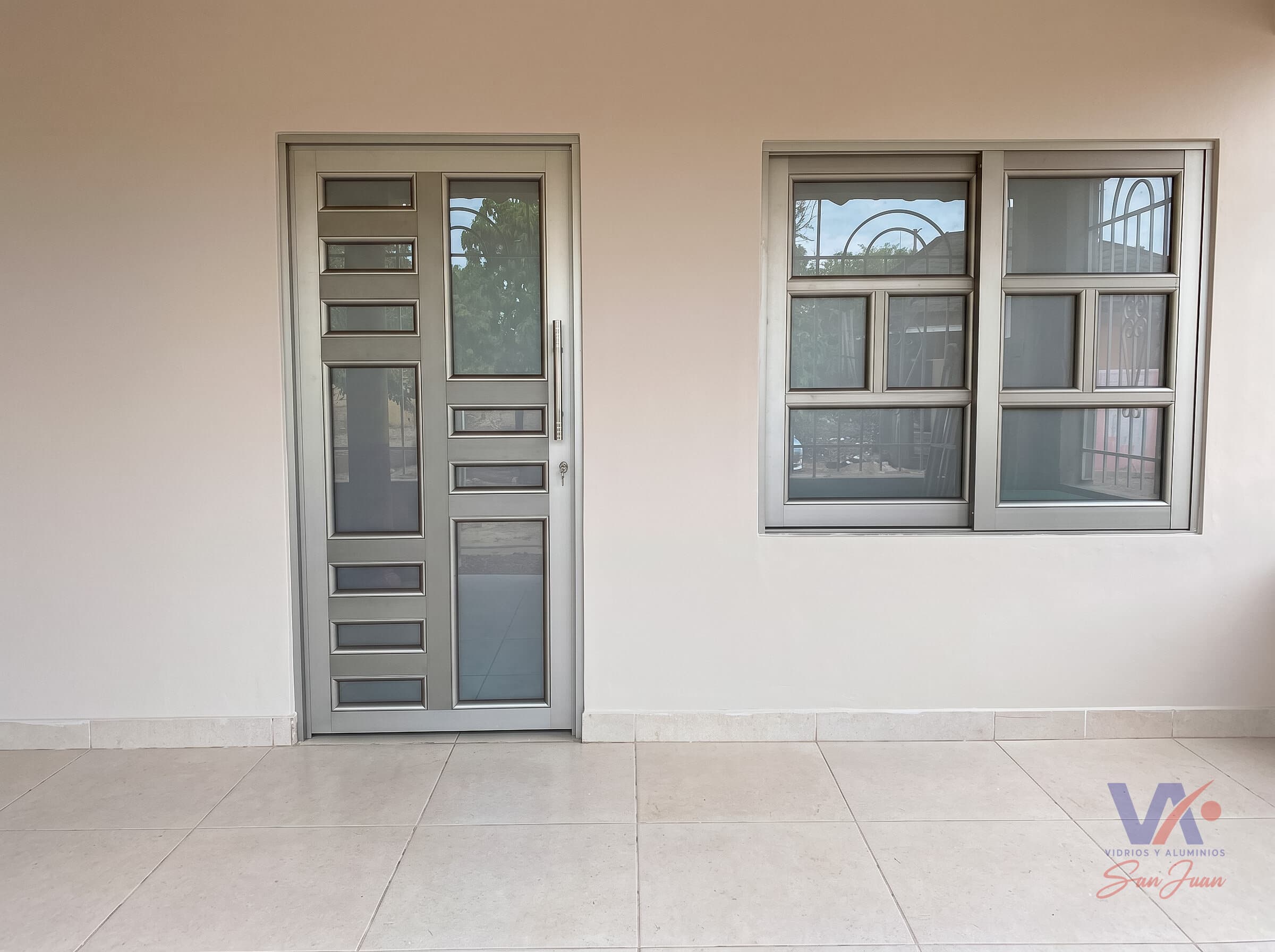 Puerta y ventana de aluminio color gris plata, instaladas