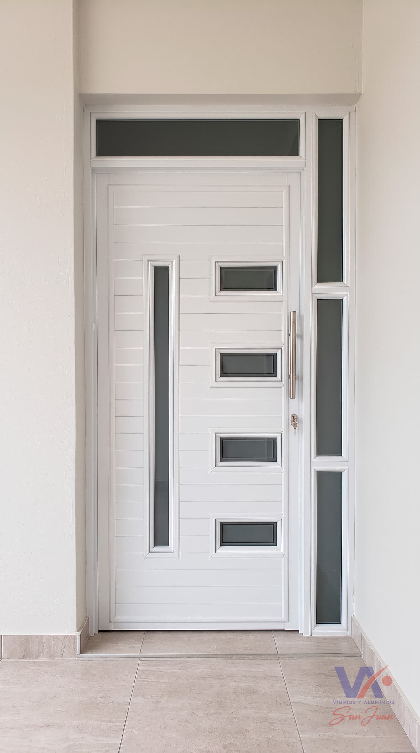 Puerta de aluminio color blanco, instalada