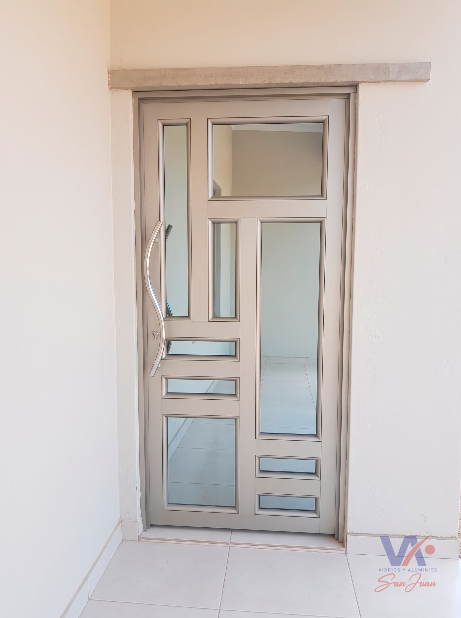 Puerta de aluminio, instalada