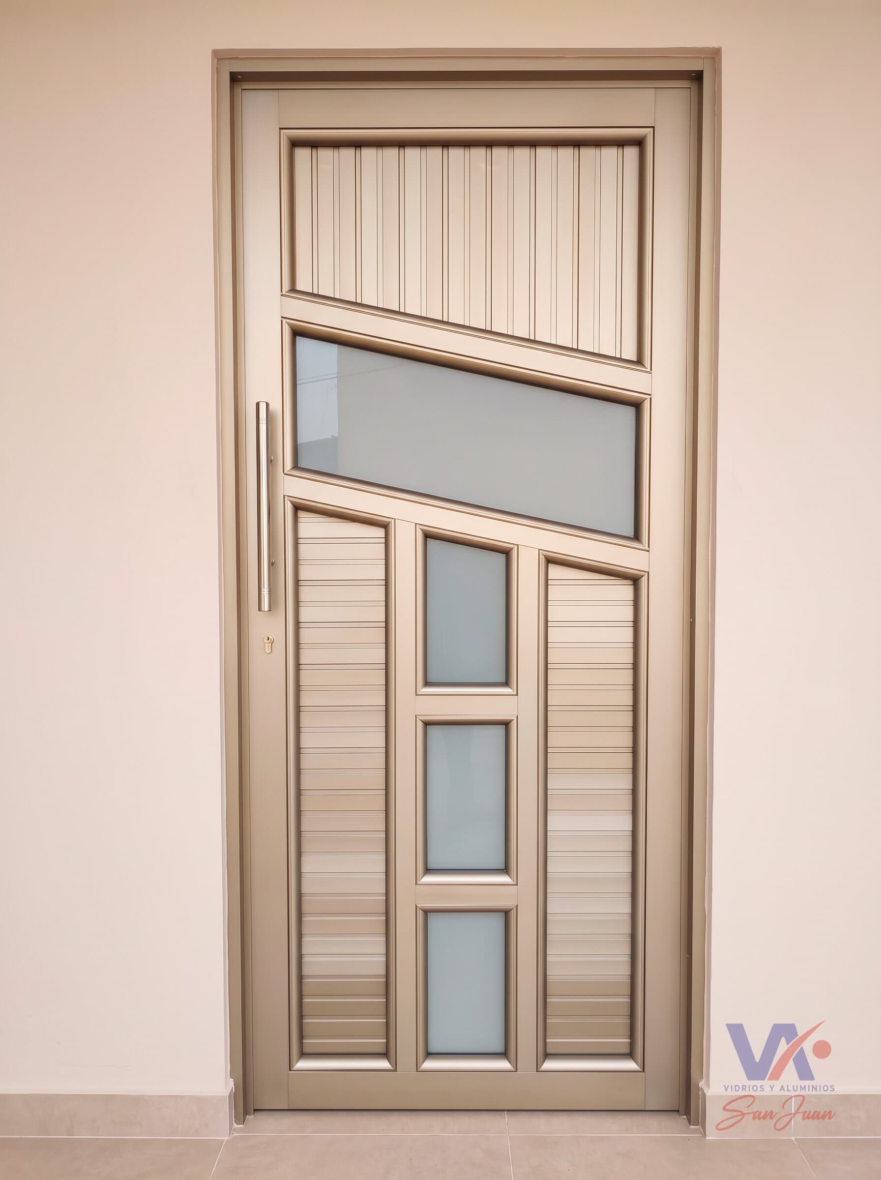 Puerta de aluminio, instalada